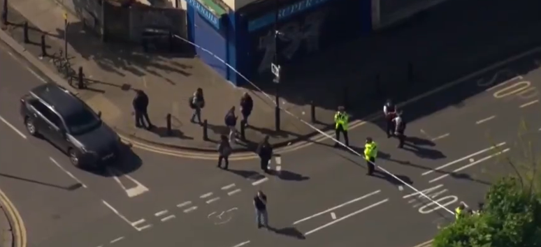Homem ataca pessoas com espada nas ruas de Londres; um adolescente morreu