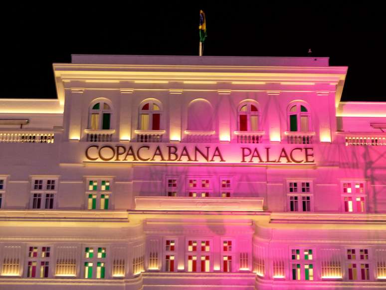 Fãs fazem vigília para ver a cantora norte-americana Madonna em frente ao Hotel Copacabana Palace, na zona sul do Rio de Janeiro