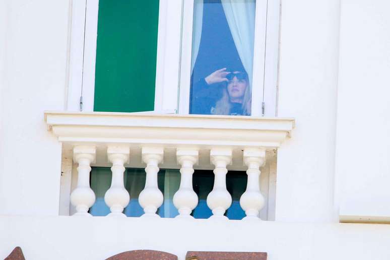 Madonna na janela de sua suíte no Copacabana Palace, no Rio de Janeiro