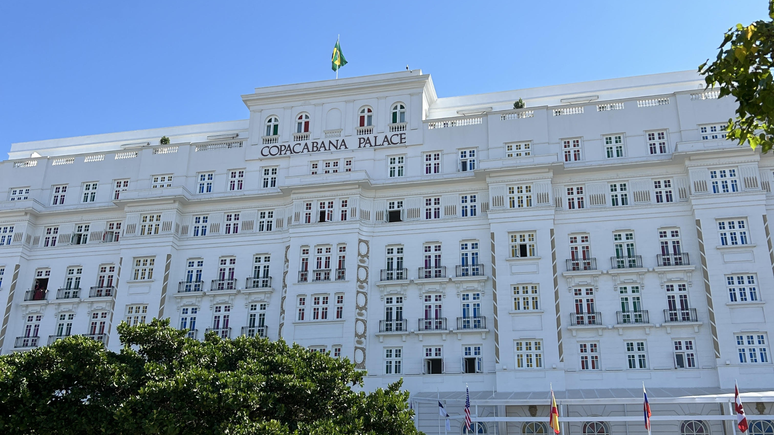 Fãs esperam cantora aparecer na janela do Copacabana Palace