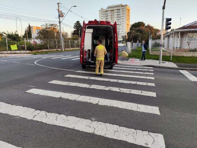 motorista-acidente-carro-arvore-2