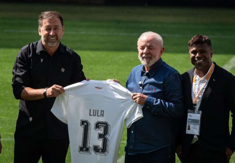 O presidente Luiz Inácio Lula da Silva (PT) recebeu uma camisa do Corinthians das mãos do presidente do clube, Augusto Melo
