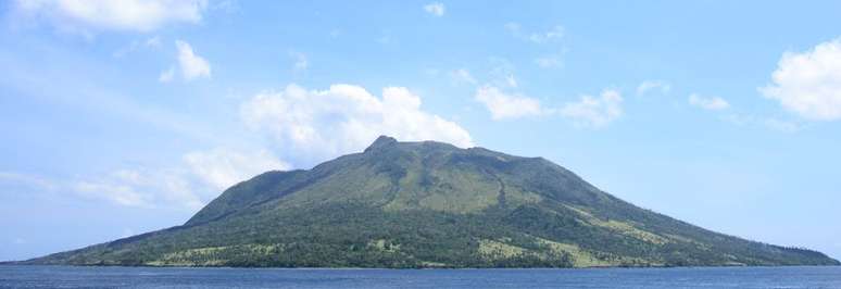 Novas erupções do vulcão Monte Ruang provocam alerta de tsunami na Indonésia (Imagem: Ariefrahman/Wikimedia Commons/CC-BY-SA-4.0)