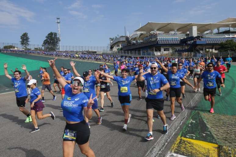 Corredores participaram de provas de 5, 10 e 21km no Autódromo de Interlagos.