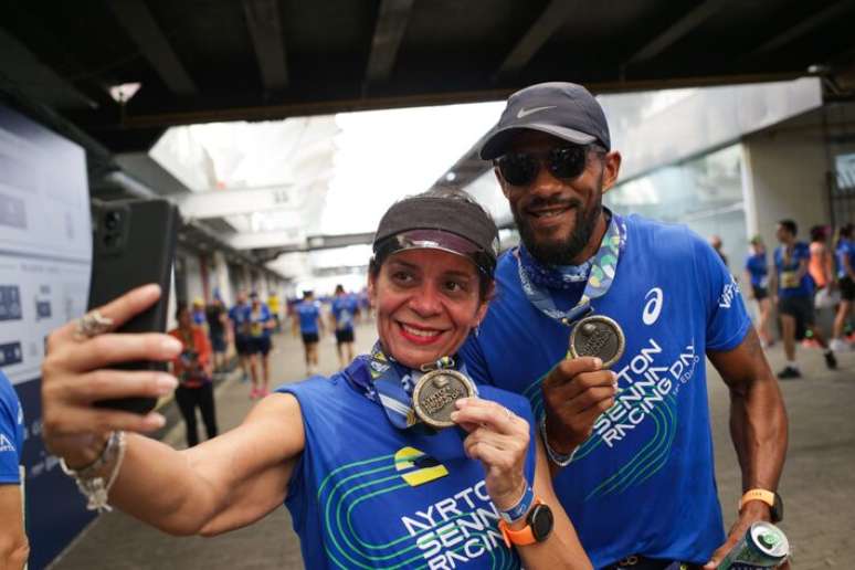 Casal de Ribeirão Preto participa de prova no Autódromo de Interlagos em memória a Ayrton Senna.