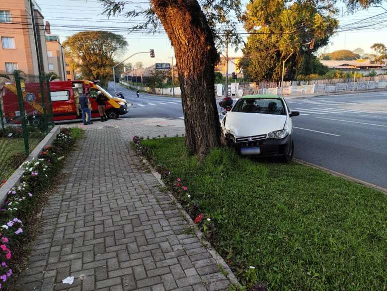 motorista-acidente-carro-arvore-1