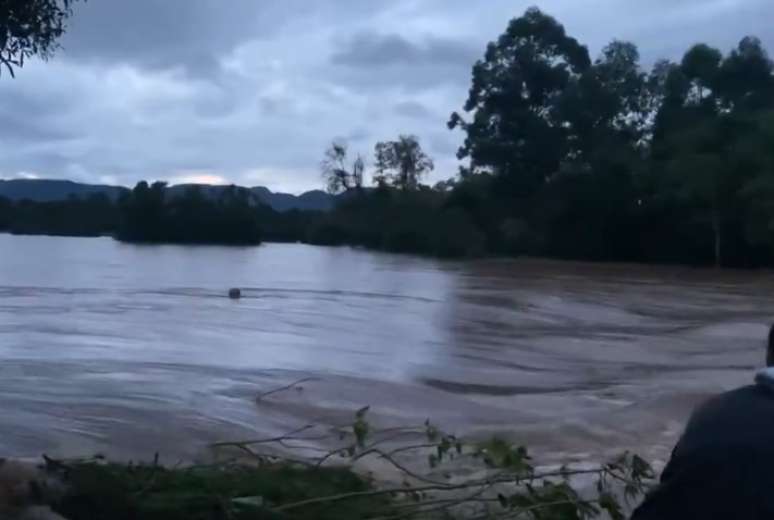 Mulher é arrastada pela correnteza durante temporal no Sul