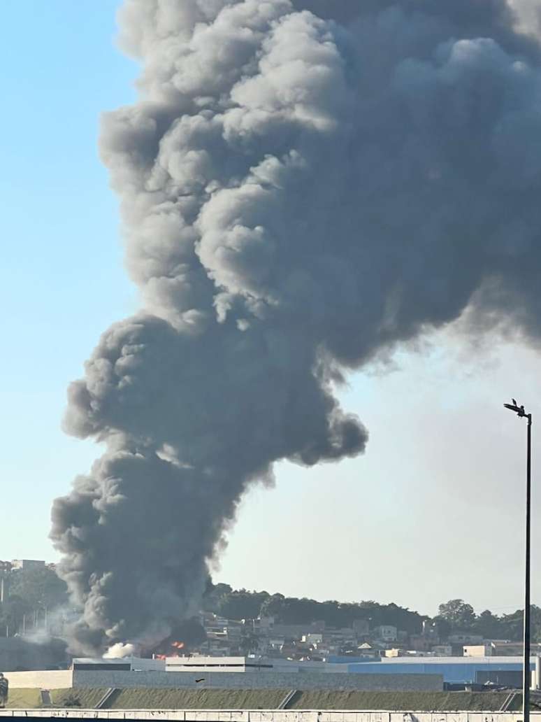 Incêndio atinge depósito de material reciclável na zona leste de SP - FOTO: Sergio Neves/Estadão