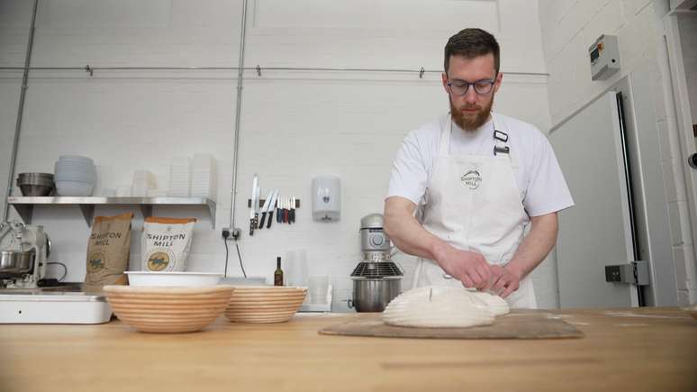 O sonho de Chris Holister é fabricar um pão de forma branco mais nutritivo