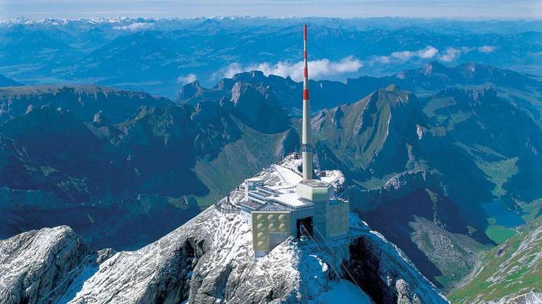 A Torre Säntis, nos Alpes suíços, é atingida por raios cerca de 100 vezes por ano, e é local excelente para estudar descargas elétricas (Imagem: EPFL/CC-BY-4.0)