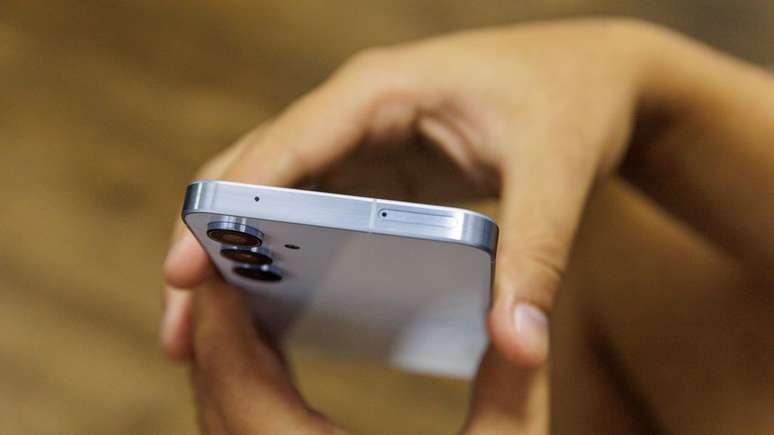 Galaxy A55 tem acabamento premium com laterais em alumínio (Imagem: Ivo Meneghel Jr/Canaltech)