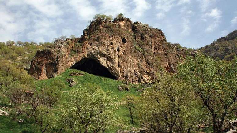 Na Caverna Shanidar, foram encontrados os restos mortais de pelo menos 10 homens, mulheres e crianças neandertais
