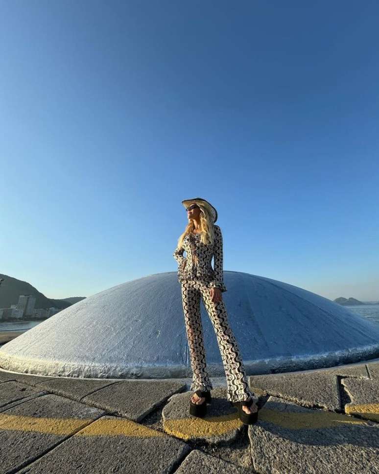 Monique Alfradique é confundida com a Madonna no Forte de Copacabana