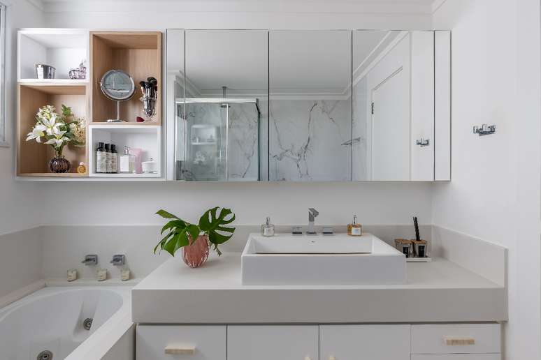 Ao utilizar nichos no banheiro, é importante se atentar ao material do móvel devido à umidade Projeto: Cristiane Schiavoni Arquitetura |