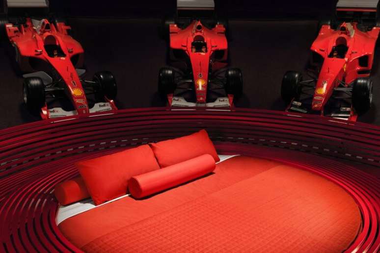 Viajante poderá dormir em uma cama feita com o mesmo couro dos assentos da Ferrari dentro do museu da escuderia italiana