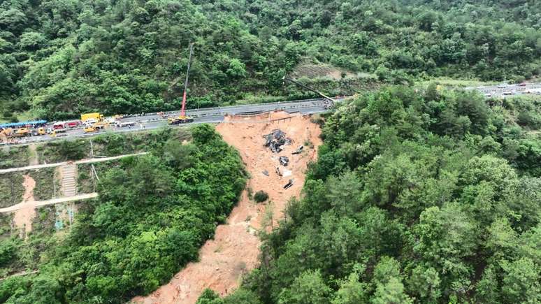 Imagem mostra o desabamento da rodovia na província de Cantão, no sul da China