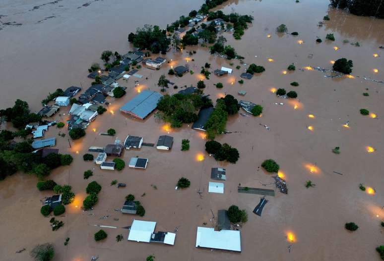 Vista de drone mostra casas em área alagada próxima ao rio Taquari durante fortes chuvas na cidade de Encantado, no Rio Grande do Sul