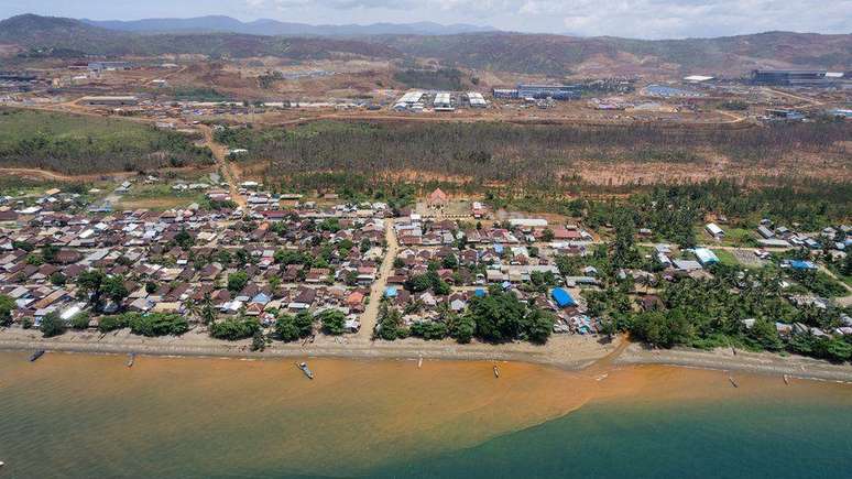 As fortes chuvas em Kawasi agora deixam as águas dos rios e do mar com um tom avermelhado