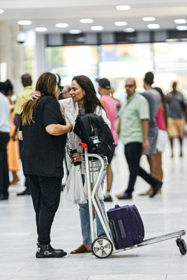 Ana Carolina is caught with her new girlfriend in a very rare appearance