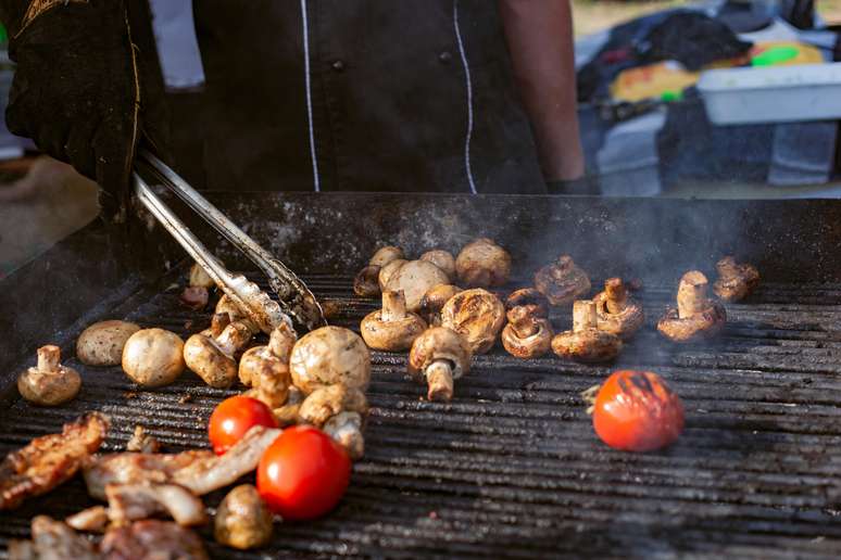 Confira como fazer cogumelos grelhados e mais dois acompanhamentos para churrasco