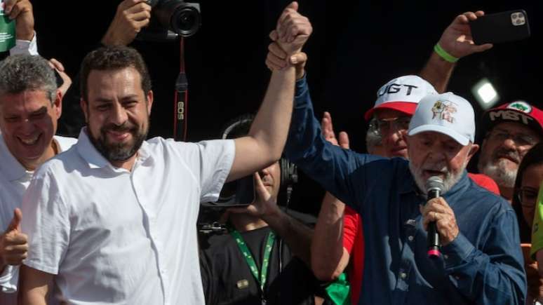Guilherme Boulos tem a mão erguida pelo presidente Lula no ato de 1º de Maio