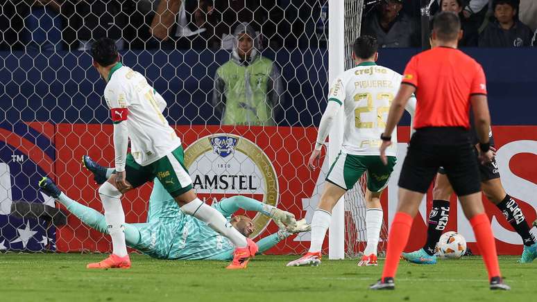 Defesa de Weverton durante confronto contra o Del Valle na Libertadores. 