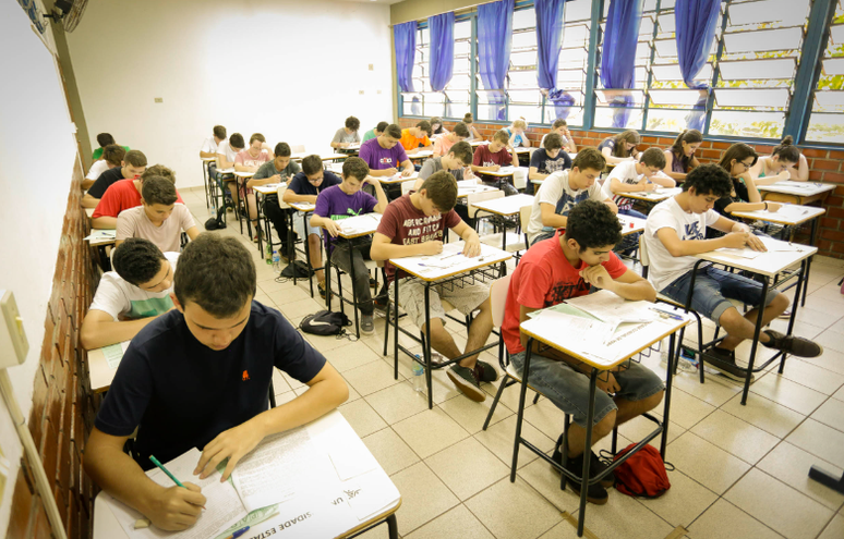 Estudantes fazem vestibular da UEM. Crédito da