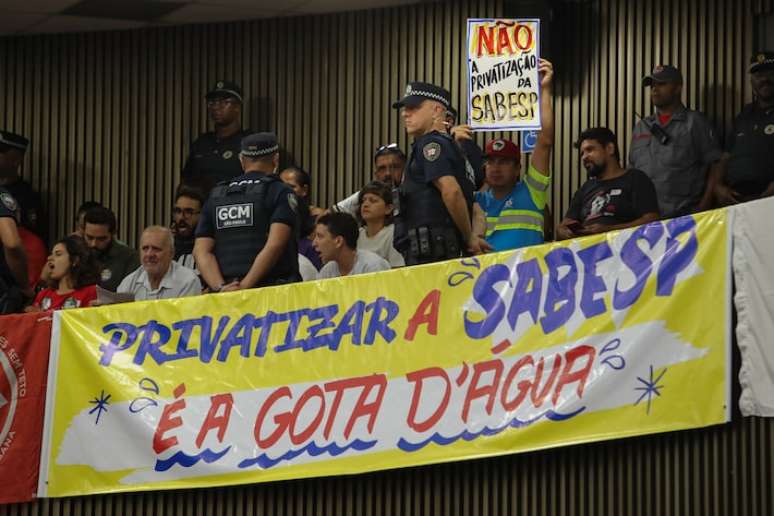 Grupos na galeria da C&acirc;mara Municipal de S&atilde;o Paulo protestaram contra a privatiza&ccedil;&atilde;o da Sabesp