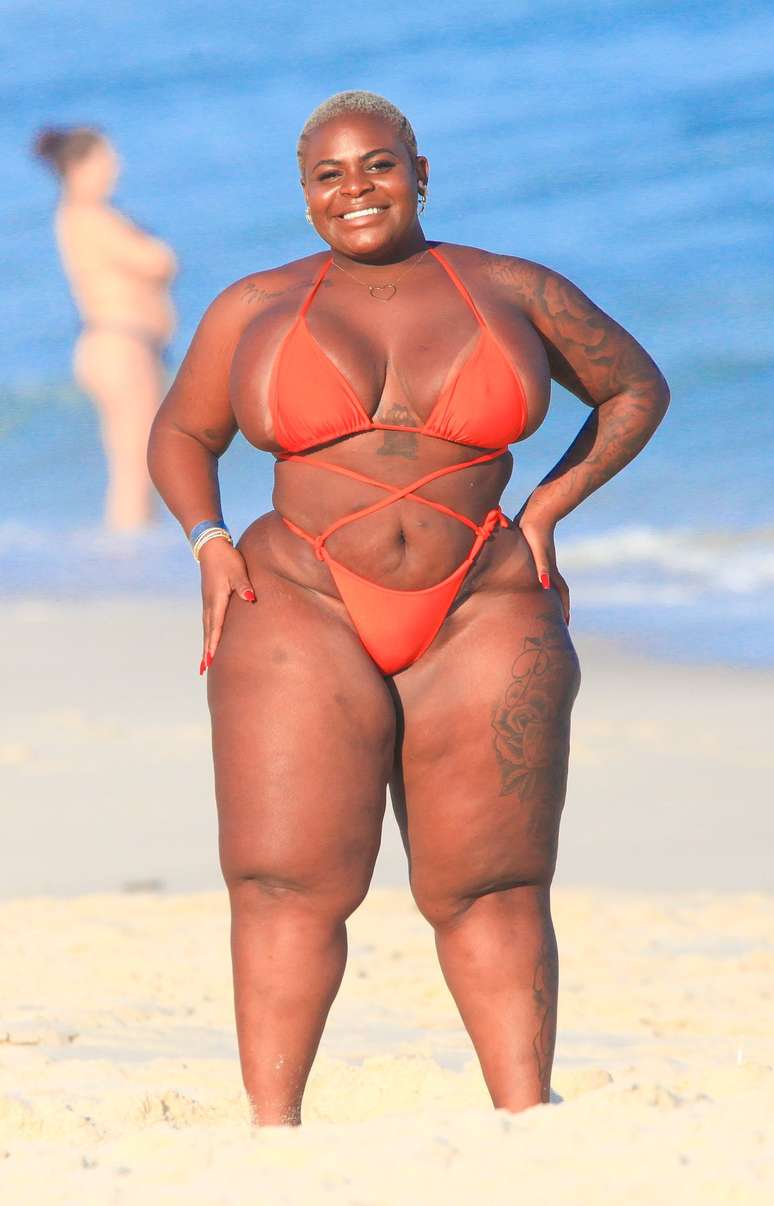 With 50 kg less, Jojo Todynho renews his tan on the beach