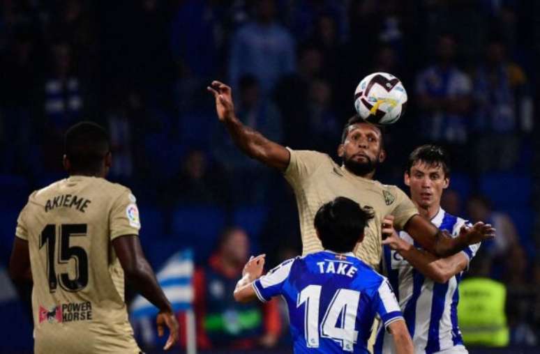 Ander Gillenea/AFP via Getty Images - Legenda: Dyego Sousa (D) em disputa de bola enquanto jogador do Almería, da Espanha -