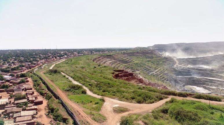 Um vilarejo faz fronteira com a mina a céu aberto de Ruashi