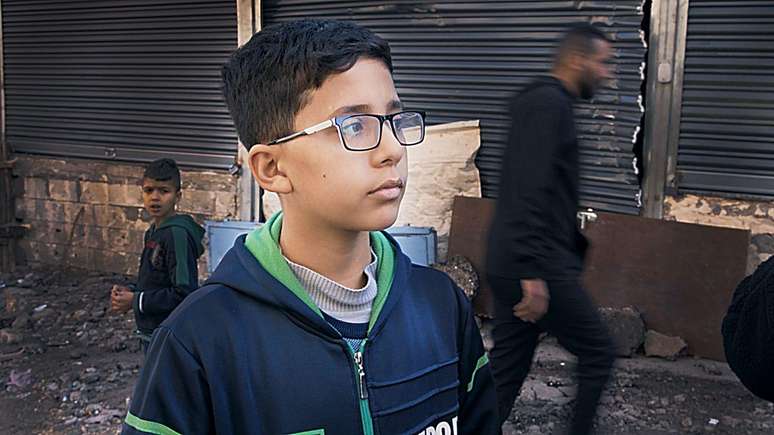 Haytham, de 12 anos, disse que os soldados destruíram 'tudo' na sua casa — e um deles o ameaçou com uma faca