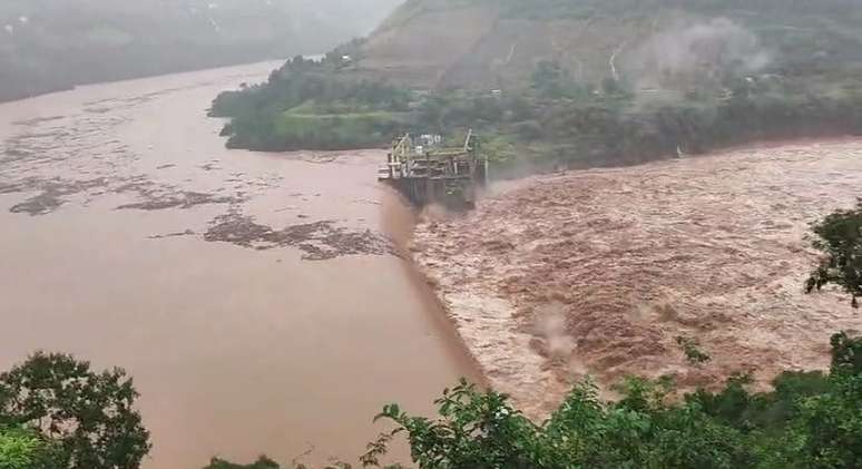Defesa Civil orienta evacuação de moradores próximos a áreas de risco após rompimento da barragem 14 de Julho, no RS