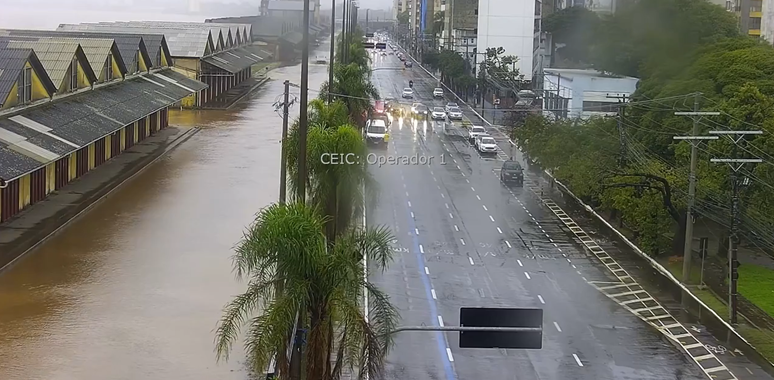 Balai Kota Porto Alegre menginformasikan bahwa Gauíba melampaui tingkat banjir pada Kamis sore, 2