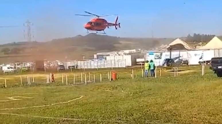 A suspeita é de que a estrutura da tenda tenha desabado parcialmente devido à força do vento provocado pelas pás do helicóptero.