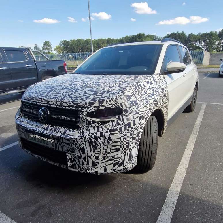 Novo Volkswagen T-Cross flagrado em testes