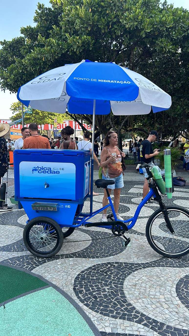 De quinta-feira até sábado, das 10h às 17h, a 'frota da hidratação', composta por kombi e bicicleta, vai distribuir água na região do Copacabana Palace
