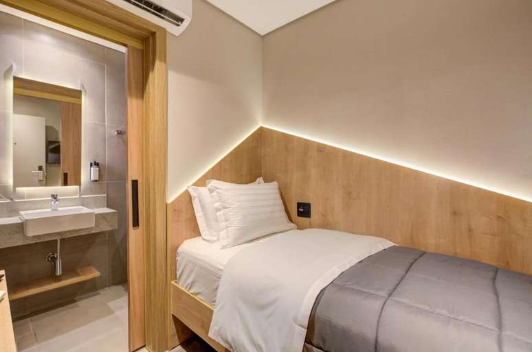 What is the hotel's single suite with bathroom like? What is the hotel's single suite with bathroom like?