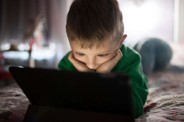 Como o uso excessivo de dispositivos eletrônicos prejudica a visão das crianças? |