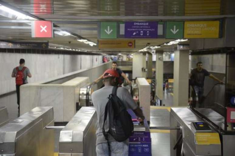 Rio de Janeiro - Metrô Rio launches the fare payment service using contactless technology, with cards, mobile phones and other devices, directly at the station boarding turnstiles (Photo: Fernando Frazão/Agência Brasil) Rio de Janeiro - Metrô Rio launches the fare payment service using contactless technology, with cards, mobile phones and other devices, directly at the station boarding turnstiles (Photo: Fernando Frazão/Agência Brasil)
