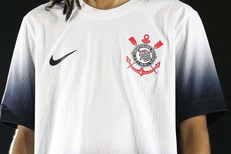 Corinthians lan&ccedil;a nova camisa para a temporada 24/05; confira. 