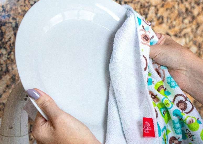 High performance microfibre tea towel by EsfreBom. High performance microfibre tea towel by EsfreBom.