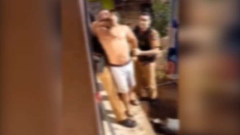 Abordagem policial no Paran&aacute; viraliza nas redes; PM diz que ir&aacute; apurar &lsquo;conduta dos envolvidos&rsquo; no caso.