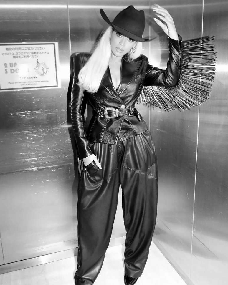 Beyonc&eacute; com jaqueta Balmain 