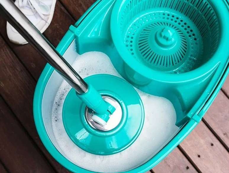 Microfibre Turbo Mop with handle and bucket for beginners, by Bettanin. Microfibre Turbo Mop with handle and bucket for beginners, by Bettanin.