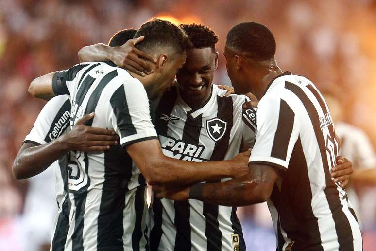 Jogadores do Botafogo comemorando o gol de Eduardo contra o Vitória. 