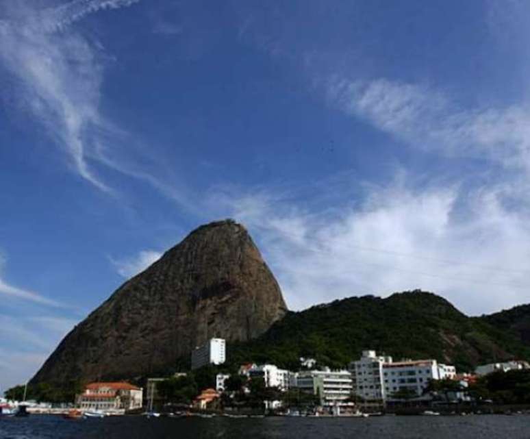 No auge do plantio da cana, depois de colhida, espremida e fervida, torr&otilde;es eram colocados em formas c&ocirc;nicas e chamados de p&atilde;o-de-a&ccedil;&uacute;car. Semelhan&ccedil;a com o morro deu nome ao maior cart&atilde;o postal do Rio.