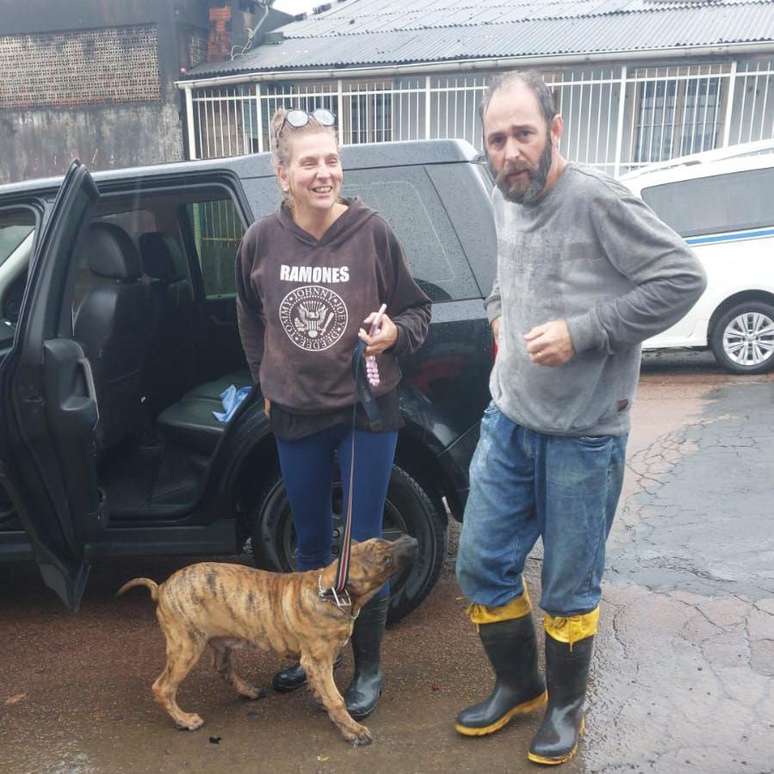 Filho e a nora de Zoraia. Ambos e mais 2 cachorros foram resgatados por civis voluntários, passaram a noite no telhado