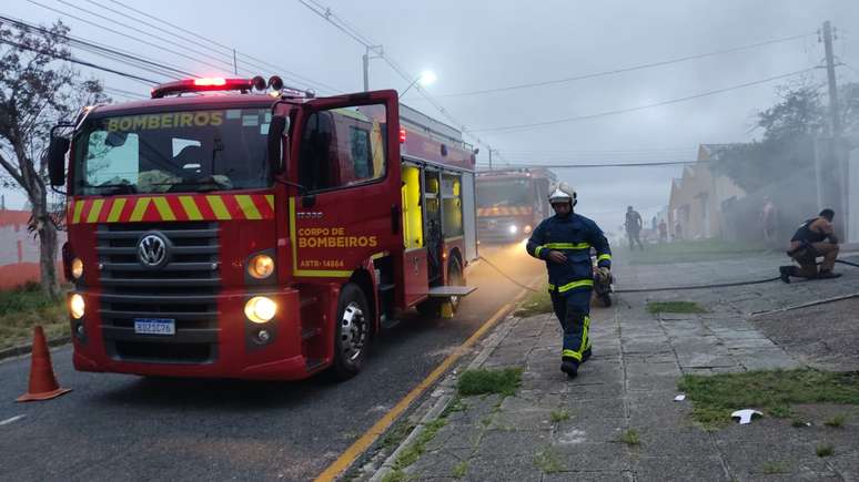 Oficina de motos pega fogo e mobiliza bombeiros até o Parolin.