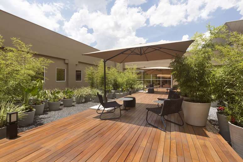 The outdoor area of TRYP is the ideal place to relax before your flight. The outdoor area of TRYP is the ideal place to relax before your flight.
